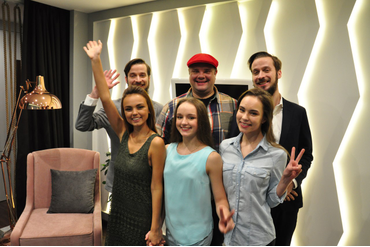 Все участники программы остались довольны работой. И самое главное — хозяйки были в восторге как от всего интерьера в целом, так и от «стены для селфи» с панелями Synthes.