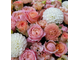 Шляпная коробка с георгинами, пионовидными розами и лизиантусом в песиковых тонах