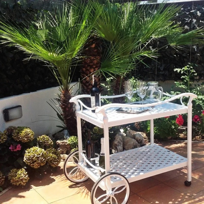 Белый сервировочный стол из литого алюминия