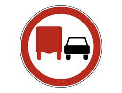 Знак дорожный 3.22 Обгон грузовым автомобилям запрещен
