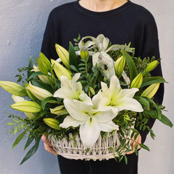 Корзина из белых лилий