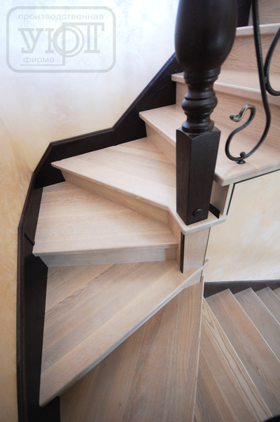 Л-5.  Ограждение - ручная ковка. Столбы, ступени, поручень - массив ясеня