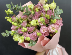 Букет из эустом и эвкалипта