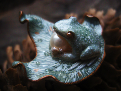 "Аларлимбская лягушка", эльфийская брошь в стиле фэнтезийного арт-нуво