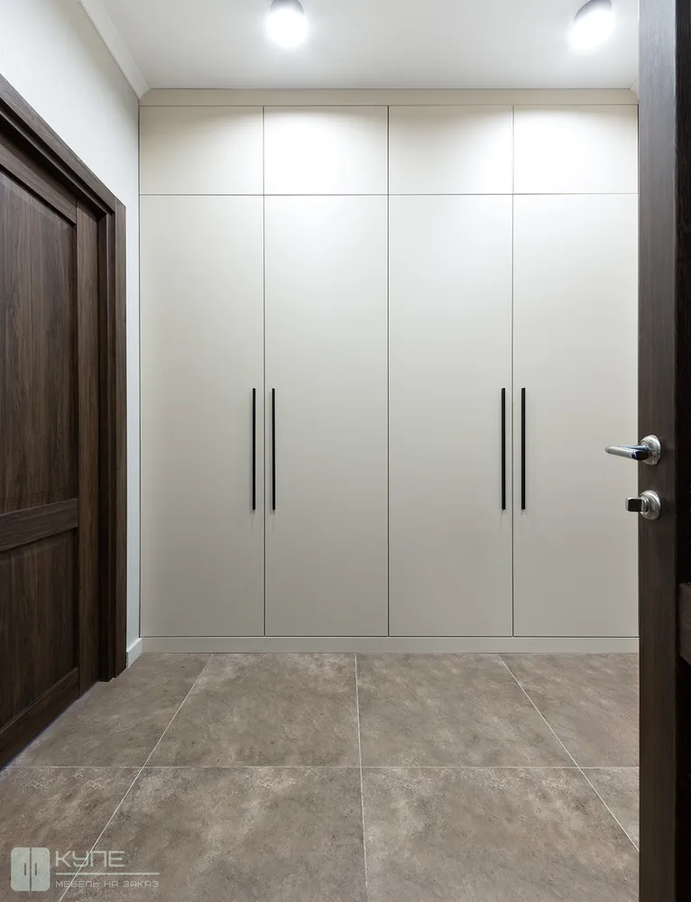 028-1 Шкаф в прихожей с распашными дверями. Фасады и корпус - ЛДСП Egger U156 ST9 Бежевый песок. Ручки PH.RU02.512.BL PULSE (Россия)
