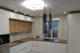 Кухня белая с антресолями