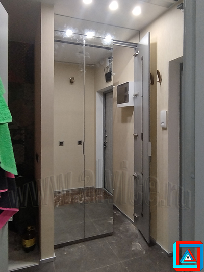 ЗЕРКАЛЬНАЯ СТЕНА из 3-х створок с фрамугой для ниши и гардеробной