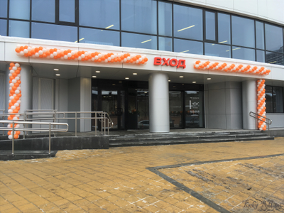 Оформление входной группы на открытие - классическая гирлянда