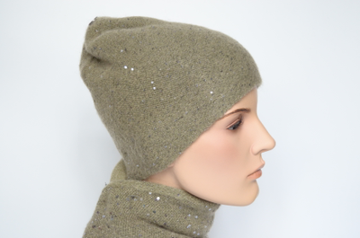 Вязаная шапка оливкового цвета для женщин фото