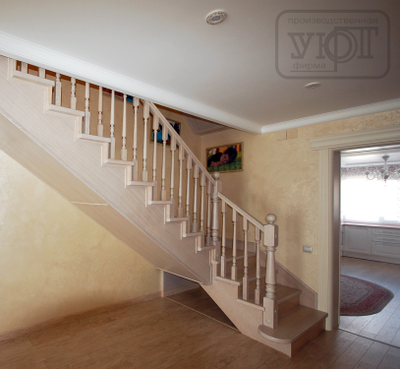 л-37. лестница на деревянном косоуре. ограждение - массив ясеня. ступени, обшивка - шпон ясеня