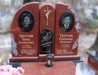 Картинка горизонтального памятника на могилу для троих с крестом в СПб