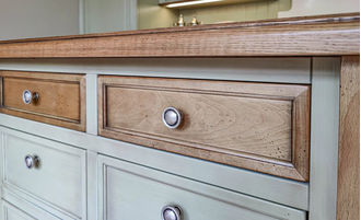 Остров на кухню с дубовой столешницей и 11 ящиками.