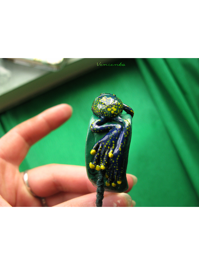 Тропическая лягушка. Необычный кулон - подвеска в виде лягушки (кулон-лягушка) из полимерной глины