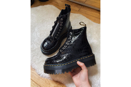 Черные короткие ботинки dr. martens на высокой подошве