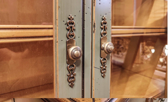 Библиотека модульная закрытая, с лестницей.