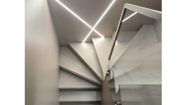 современная лестница в коттедж. пос. привилегия