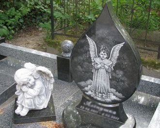 На фото маленький надгробный памятник на могилу в форме капли в СПб