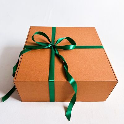 2 штуки - Огромная подарочная коробка GILEV 45х45х20см с зеленой лентой и наполнителем крафт