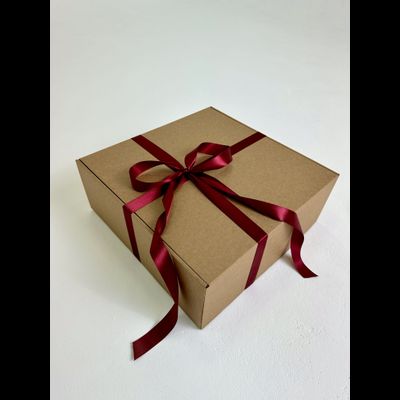 Большая подарочная коробка GILEV 37x37x14 см с бордовой лентой и наполнителем крафт