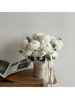 Хризантемы в шляпной коробке S+ с эвкалиптом