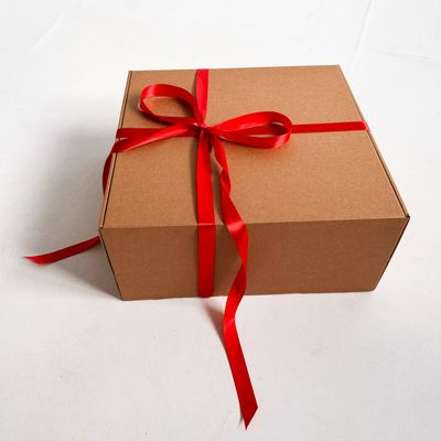 2 штуки - Огромная подарочная коробка GILEV 45х45х20см с красной лентой и наполнителем крафт