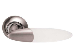 Ручка Archie 113HWA для межкомнатной двери в цвете белый никель с акрилом.