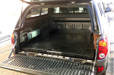 Платформа грузовая выкатная Mitsubishi L200 (2006-2014, двойная кабина, короткий кузов, установка без пластикового вкладыша) АВС-Дизайн