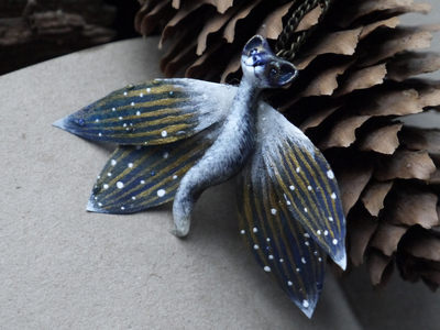 Миниатюрный кулон с бабочкой Ледяной Лисички