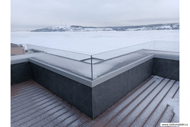 Стеклянные ограждения парапета балкона в ЖК Richmond