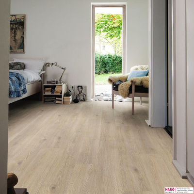 Декор ламината Haro Tritty 200 Aqua Дуб Контура каменно-серый 540239 в интерьере комнаты