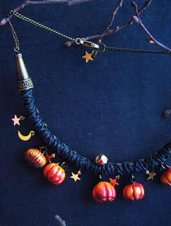 "Круглые тыковки, звонкие звёздочки", короткое колье на плетёном шнуре