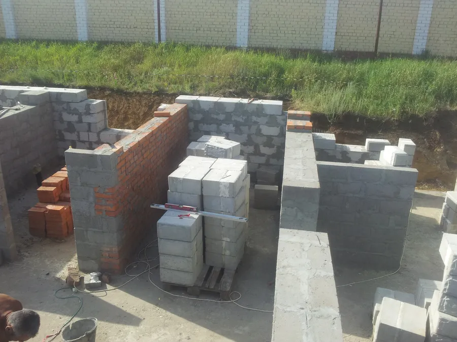 Возведение стен.
Блок БЭСТ Саратов.