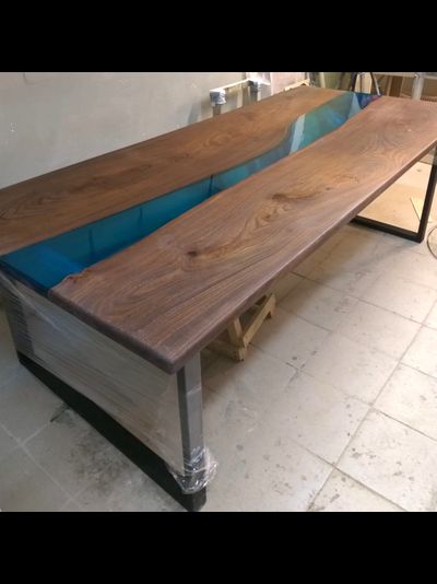 стол из слэбов карагача в темной тонировке с синей рекой