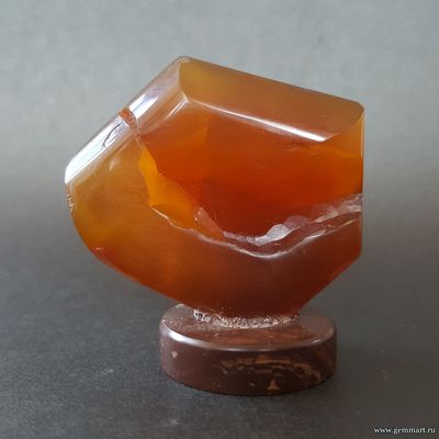 Сердолик на подставке.