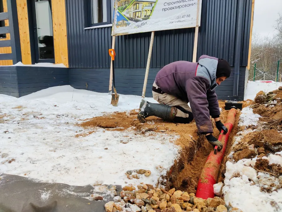 Ливнёвку прокладывали по уклону в дренаж, чтобы отводить всю дождевую воду с крыши