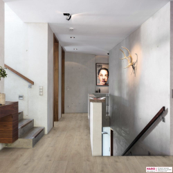 Декор ламината Haro Дуб Венето Мокка 537379 ы интерьере коридора