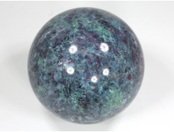 Шар Корунд красный (рубин) в кианите и фуксите, светится в УФ, Индия (60 мм, 412 г) №29724