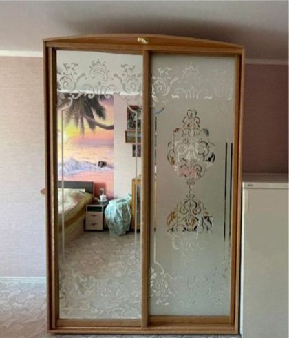 Двери-купе с рисунком на зеркале