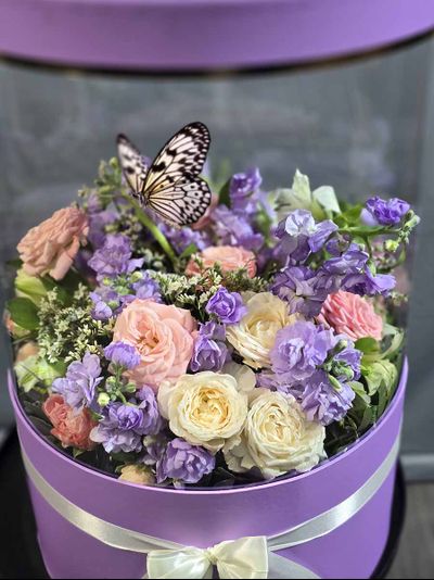 Букет с бабочкой № 134 в сиреневых тонах.