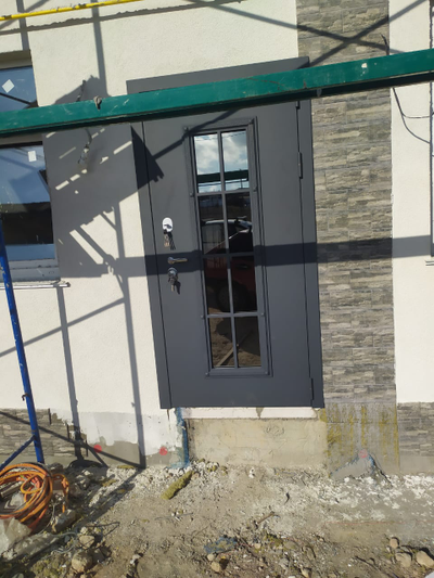 АГОРА 95 (ТРЕХКОНТУРНАЯ). МУАР СЕРЫЙ/ БЕЛЫЙ МАТОВЫЙ. ДВУХКАМЕРНЫЙ СТЕКЛОПАКЕТ. НАДЕЖНАЯ ВХОДНАЯ ДВЕРЬ