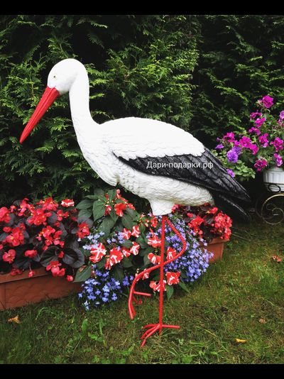 Аист  115*72 см  2,8кг  полистоун Россия 2859/012484  Аист - является символом новой жизни. Согласно русским народным поверьям, аист - птица, приносясчастьВаш е щая в дом. Также аист покровительствует рождению детей.