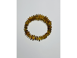 Браслет на пружине одинарный из обработанного янтаря