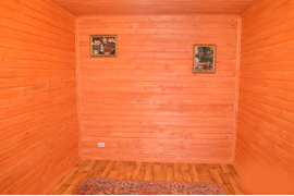 На стенах и потолке евро вагонка обработанная деревозащитным составом, на полу линолеум.