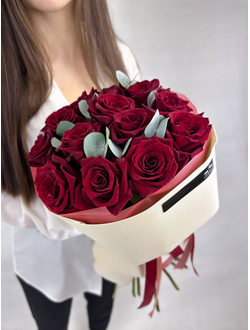 Букет из 13 красных роз Explorer с эвкалиптом
