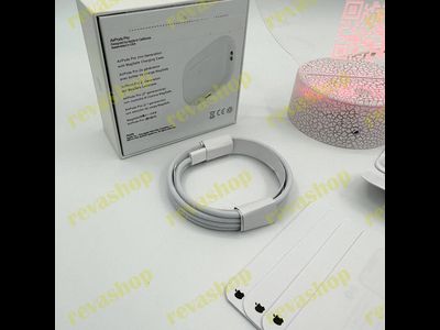 Беспроводные наушники Apple AirPods Pro 2 с активным шумоподавлением.