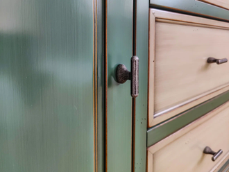 Стеллаж высокий на тумбе с боковыми перекрестиями.