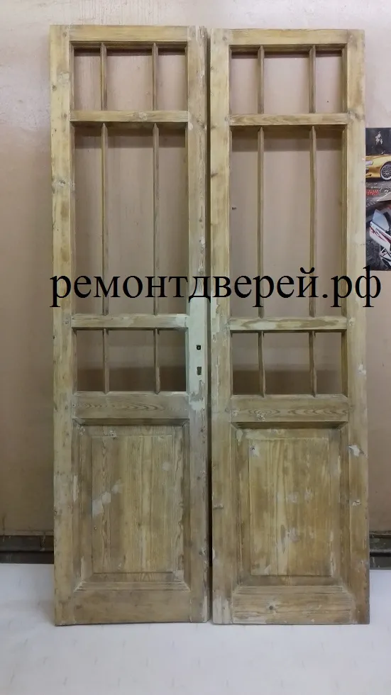 Двери зачищены от старой краски. Сломанные элементы заменены 