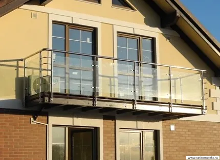  Запишитесь по почте tatkomplekt@yandex.ru или по телефону +79662407090, +78432407090. Компания ООО "Комплект" изготовит для вас ограждения перила, поручни из нержавеющей стали со стеклом