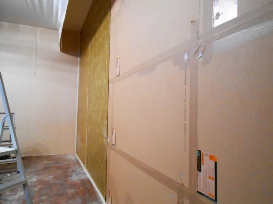 Бескаркасная звукоизоляция стены на основе плит с кварцевым наполнителем и мембраной. Практичный и эффективный вариант с экономией пространства. Толщина системы всего 4 см!