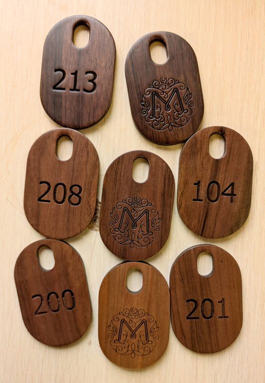 Деревянные номерки для гардероба из ореха с логотипом на заказ